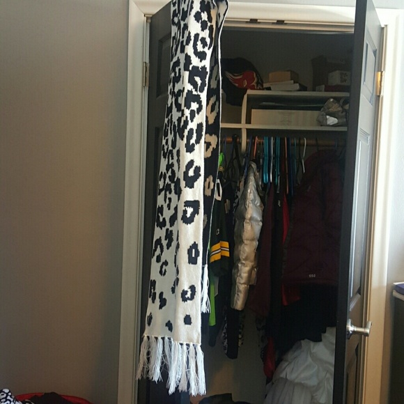 Beautiful long leopard scarf - Picture 4 of 4
